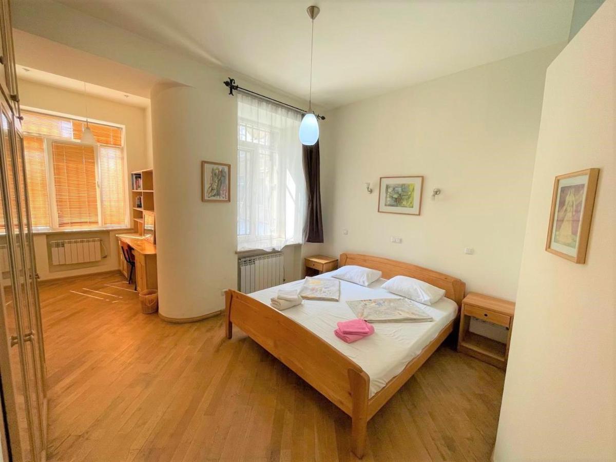 Jasmin Apt With Balcony At Republic Square & Ruben Tours Єреван Екстер'єр фото